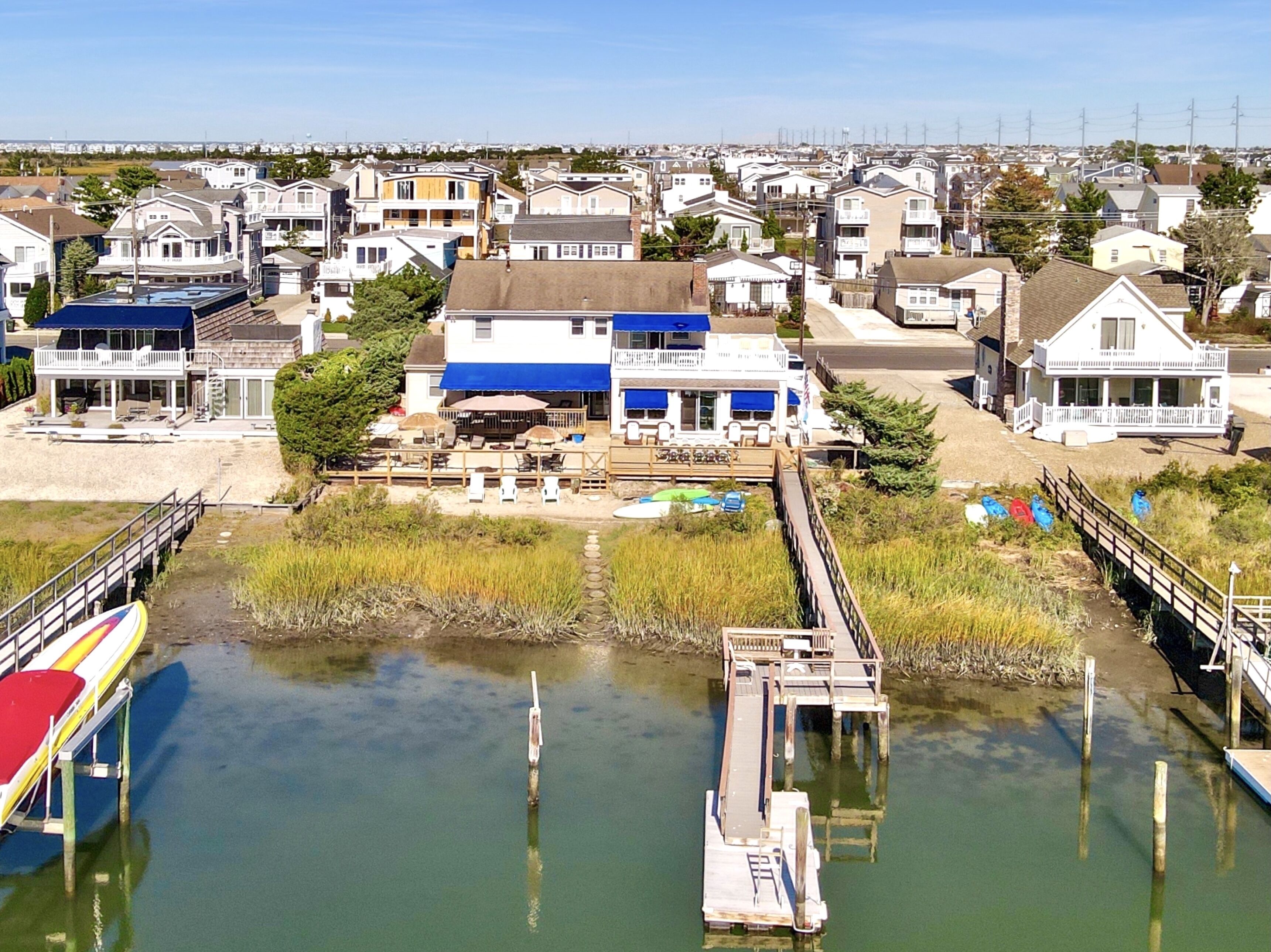 ENJOY BAY VIEWS!!  Bayfront home, shady front porch 2 boat docking areas, gameroom to watch TV,  A short bike ride or walk to Avalon's fine business district for ice cream, dining, mini golf, shopping and more.