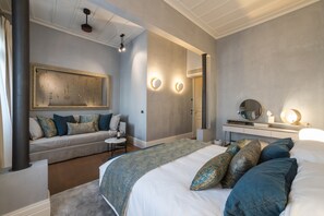 Deluxe Junior Suite | 1 bedroom, in-room safe, individually decorated, individually furnished