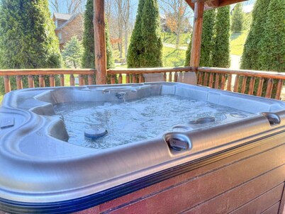 Luxury Cabin with Hot Tub, Kitchen, Living Room, Fireplace - Sleeps up to 6