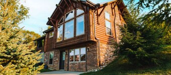 Luxury Cabin with Hot Tub, Kitchen, Living Room, Fireplace - Sleeps up to 6