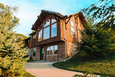 Luxury Cabin with Hot Tub, Kitchen, Living Room, Fireplace - Sleeps up to 6