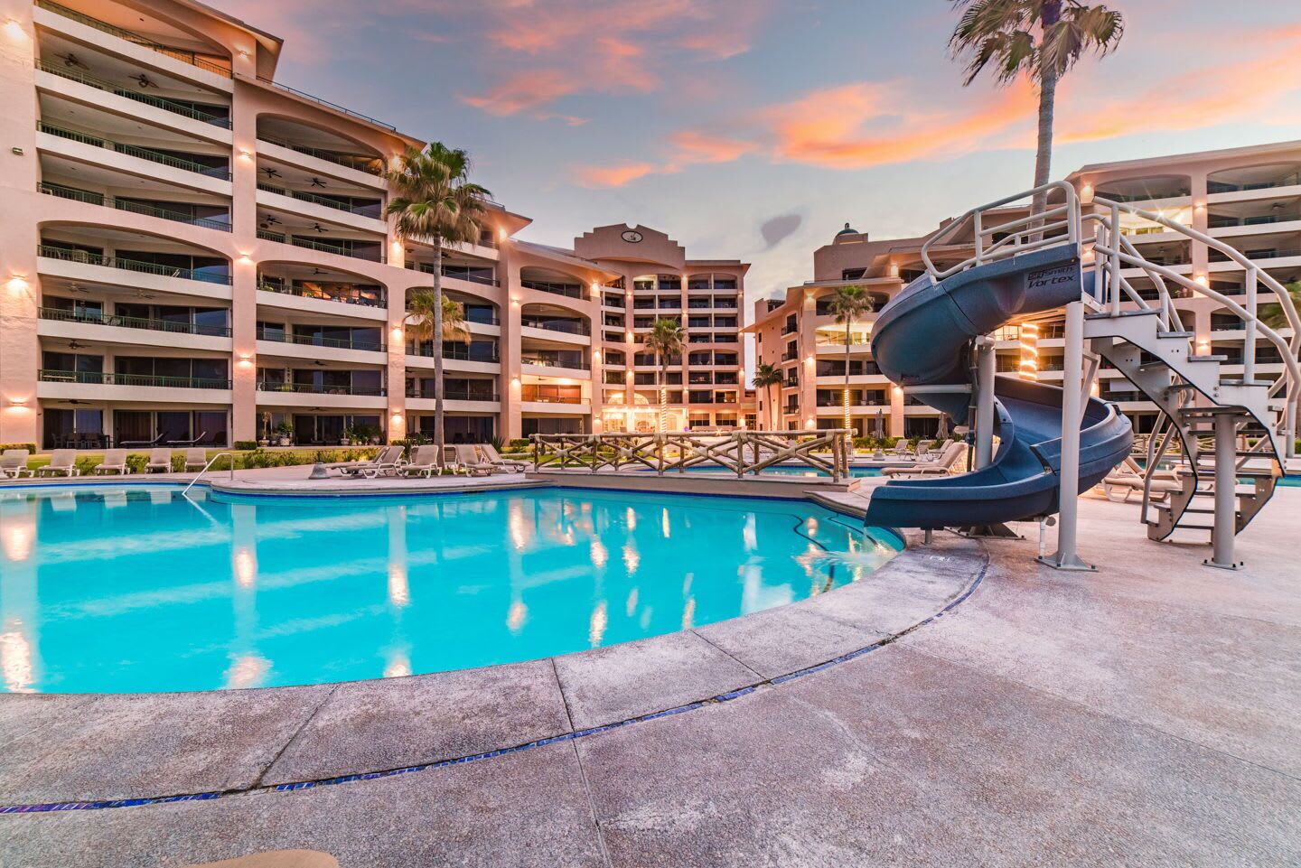Una piscina al aire libre, una piscina climatizada