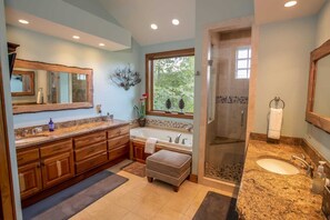 Combined shower/tub, jetted tub, towels - Luxury Mountain Home in Linville Ridge (Linville)