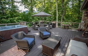 Outdoor dining - Luxury Mountain Home in Linville Ridge (Linville)