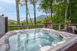 Outdoor spa tub - Luxury Mountain Home in Linville Ridge (Linville)