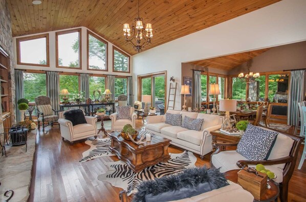 TV, fireplace, offices - Luxury Mountain Home in Linville Ridge (Linville)