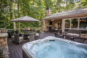 Outdoor dining - Luxury Mountain Home in Linville Ridge (Linville)