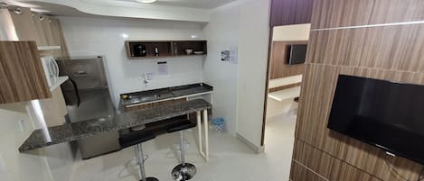 Kühlschrank, Mikrowelle, Kochgeschirr/Geschirr/Besteck