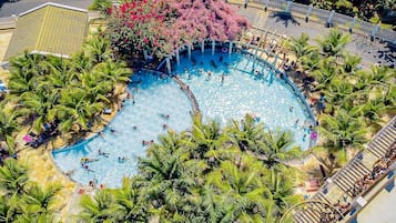 15 piscinas externas, guarda-sóis, espreguiçadeiras