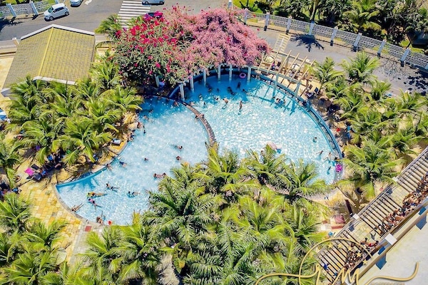 15 piscines a l'aire lliure, para-sols i gandules