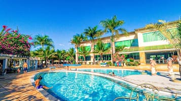 15 piscinas externas, guarda-sóis, espreguiçadeiras