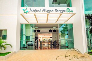Entrada de un edificio con un cartel que dice 'Jardins Acqua Parque'.
