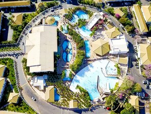15 outdoor pools, pool umbrellas, pool loungers - Lacqua diRoma RM Hospedagem (Caldas Novas)