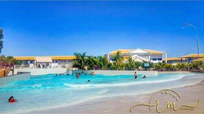 15 piscines a l'aire lliure, para-sols i gandules 