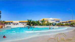 15 utomhuspooler, parasoller och solstolar