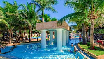 15 kolam renang outdoor, dengan payung kolam renang dan kursi berjemur