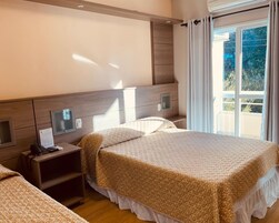 Quarto superior | Frigobar, Wi-Fi de cortesia, roupa de cama