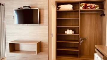 Quarto superior | Frigobar, Wi-Fi de cortesia, roupa de cama