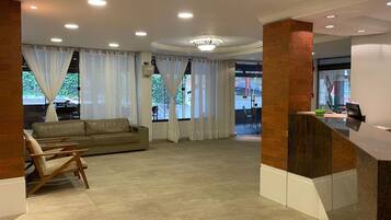 Área de estar no saguão