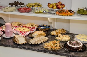 Café da manhã com buffet grátis todos os dias