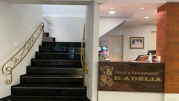 Área de estar no saguão