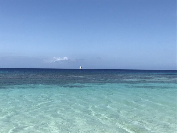 Ubicación cercana a la playa y toallas de playa