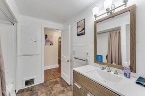 Bathtub, free toiletries, hair dryer, towels