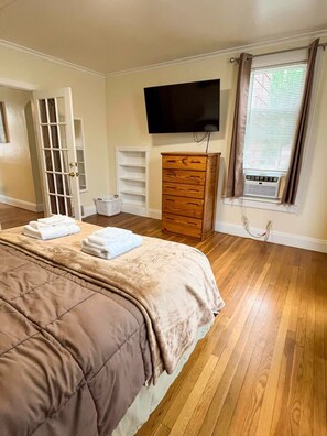 5 bedrooms, desk, iron/ironing board, travel crib