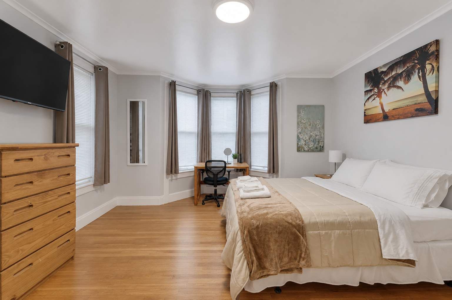 5 bedrooms, desk, iron/ironing board, travel crib