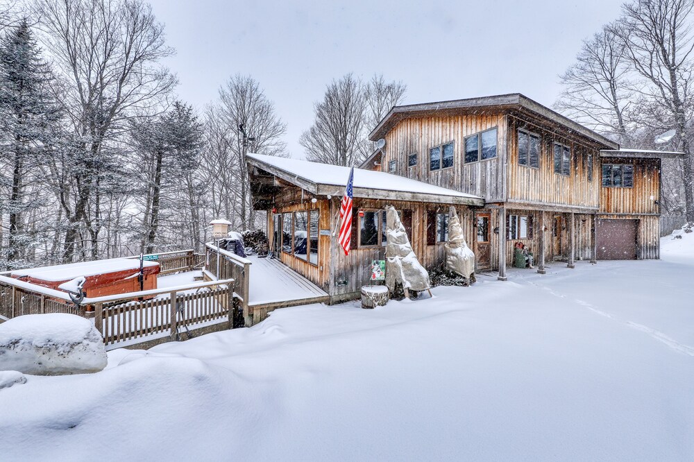 Family-friendly mountain home w/private hot tub & Ping-Pong - Close to skiing