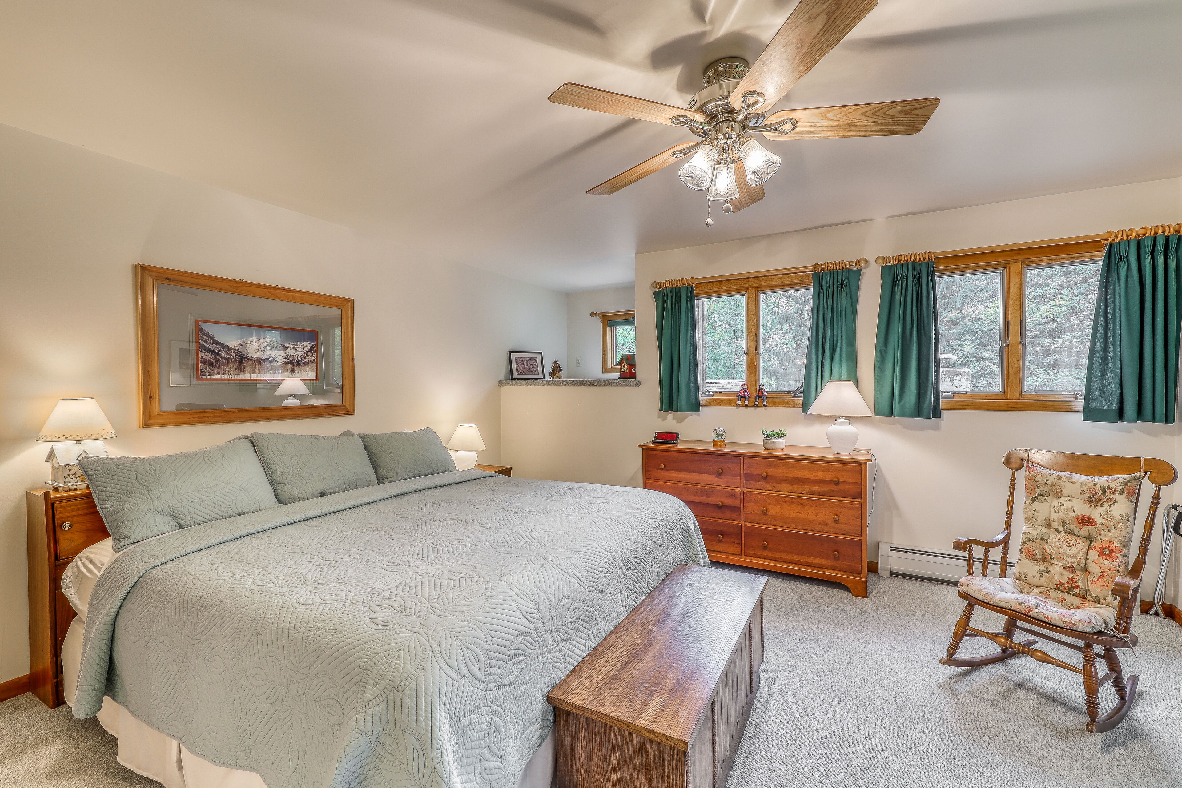 Family-friendly mountain home w/private hot tub & Ping-Pong - Close to skiing