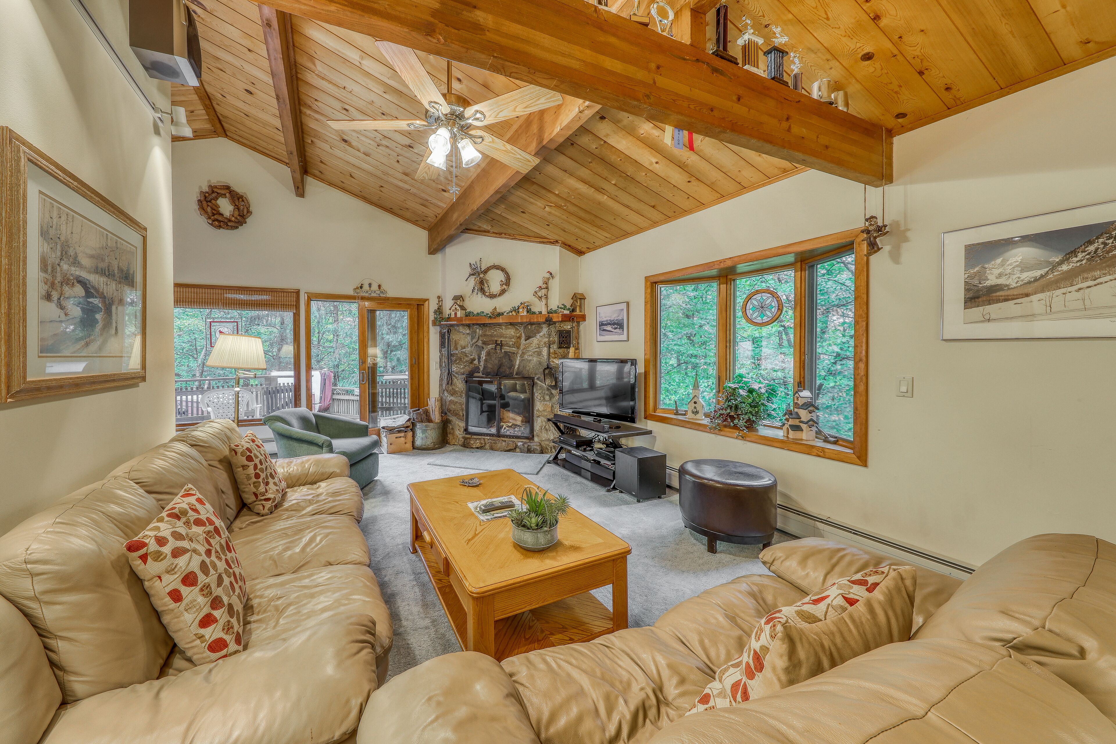 Family-friendly mountain home w/private hot tub & Ping-Pong - Close to skiing