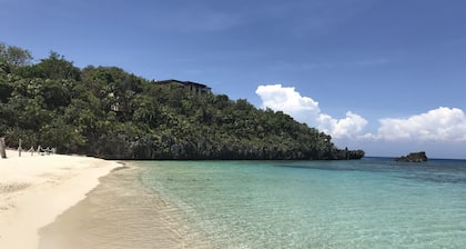 Cabana-Perfect hideaway, less than 5 minutes walk from the best WB beach