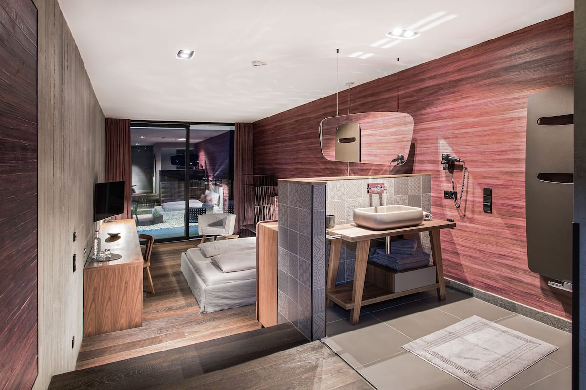 1 bedroom, premium bedding, minibar, in-room safe