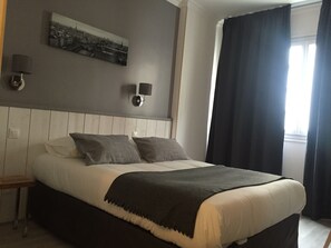 Klassieke kamer | Individueel gedecoreerd, een bureau, een laptopwerkplek