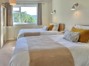 3 bedrooms, free WiFi, bed sheets - 3 bedroom accommodation in Loughrigg, near Ambleside (Loughrigg, near Ambleside)
