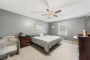 4 bedrooms, iron/ironing board, free WiFi, bed sheets