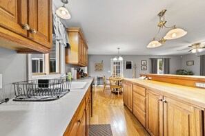 ثلاجة، ميكروويف، فرن، موقد طهي مسطح