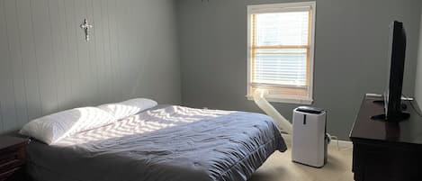 4 bedrooms, iron/ironing board, free WiFi, bed sheets