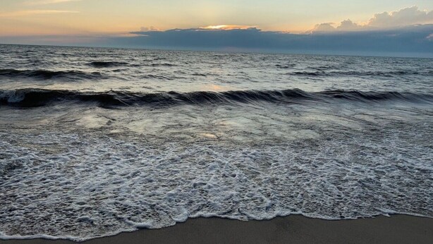 A beach with waves and a clear sky. - Steps to the Beaches of Lake Erie 4BR, 3BA Home (Dunkirk)