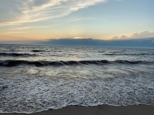 Steps to the beaches of Lake Erie 4BR, 3BA Beautiful House