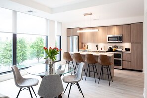 Jääkaappi, mikroaaltouuni, liesi, astianpesukone