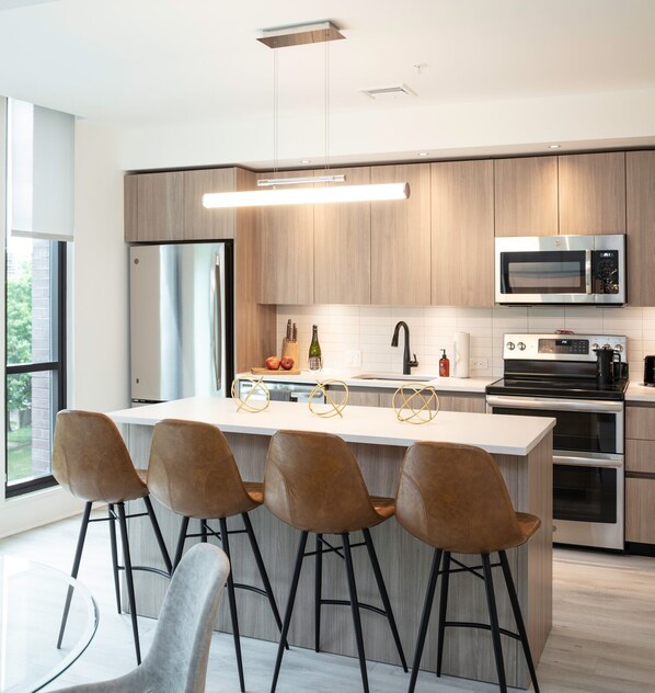 Jääkaappi, mikroaaltouuni, liesi, astianpesukone