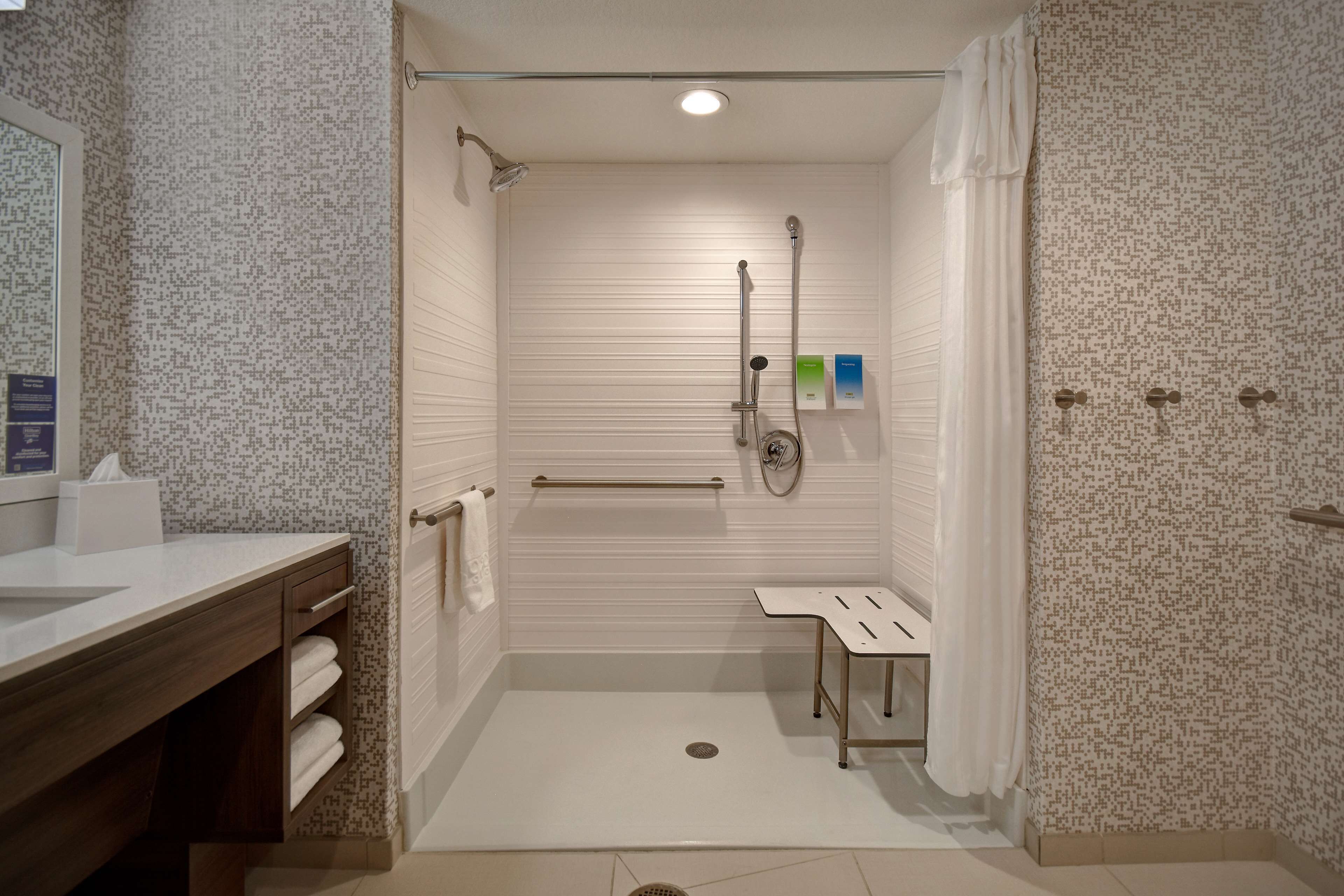 Une salle de bain moderne équipée d’une douche, de toilettes et d’un lavabo.