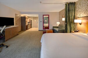 Escritorio, espacio para trabajar con laptop y cortinas blackout 