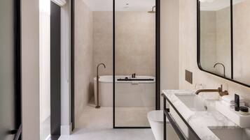 Studio Suite, 1 King Bed (King Studio Suite, Lounge Access) | Bathroom