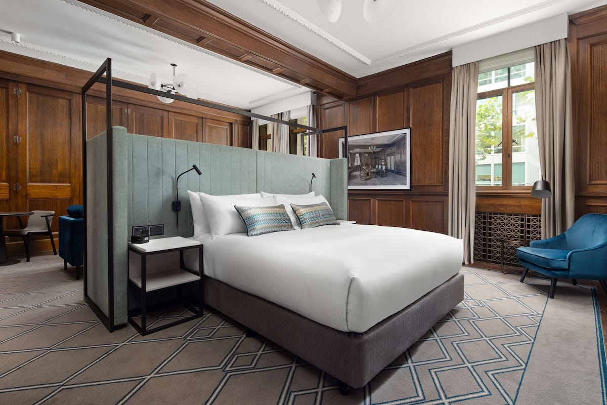 ห้องสวีท, เตียงคิงไซส์ 1 เตียง (King Master Suite, Lounge Access) | ตู้นิรภัยในห้องพัก, ผ้าม่านกันแสง, ห้องเก็บเสียง, เตารีด/โต๊ะรีดผ้า