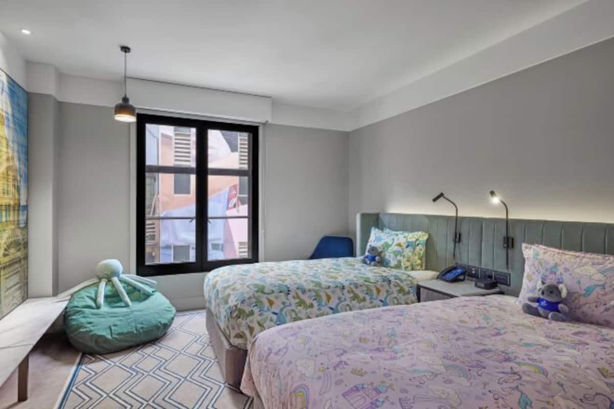 Peti besi dalam bilik, langsir/tirai gelap terus, kalis bunyi