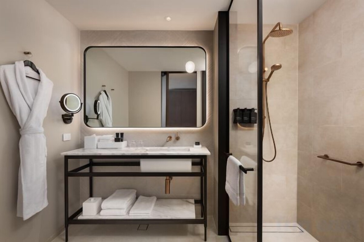 淋浴設備、淋浴花灑、名牌盥洗用品、吹風機