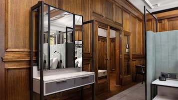 Suite, 1 King Bed (King Master Suite, Lounge Access) | In-room safe, blackout drapes, soundproofing, iron/ironing board